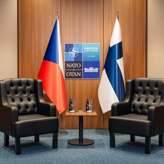 Zatímco prezidentská kancelář ladila program pro hlavu státu, zároveň čekala na podrobnější informace k odletu od ministerstva zahraničí. A ty nepřicházely.