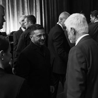 Posléze se prezident přesunul na fórum věnované obrannému průmyslu. Tam potkal svého ukrajinského protějška Volodymyra Zelenského.