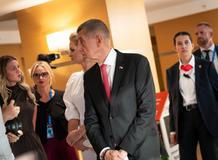 Jako první přišel do lobby premiér Babiš s Monikou Babišovou. Místo odjezd ale zavelel odchod do zahrad hotelu.