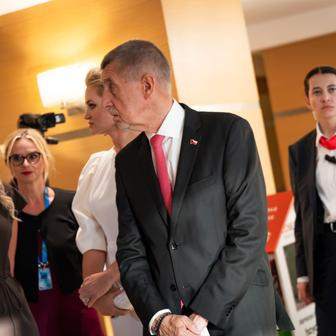 Jako první přišel do lobby premiér Babiš s Monikou Babišovou. Místo odjezd ale zavelel odchod do zahrad hotelu.