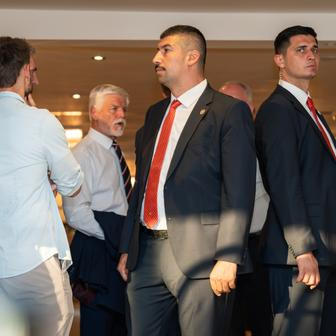 Nedlouho poté přišel prezident Pavel. A čekal, zda se Babiš neobjeví. Marně.