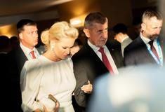 Poté, co prezident odjel, jen o pár minut později se vrátil do lobby i Babiš. Oba se tak osobně potkali až na samotné večeři.