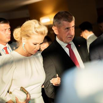 Poté, co prezident odjel, jen o pár minut později se vrátil do lobby i Babiš. Oba se tak osobně potkali až na samotné večeři.