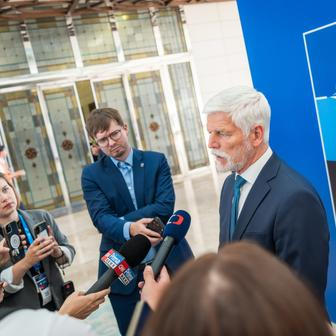 Oba státníci nicméně před odletem stihli tiskovou konferenci, aby zhodnotili svou účast na summitu NATO.