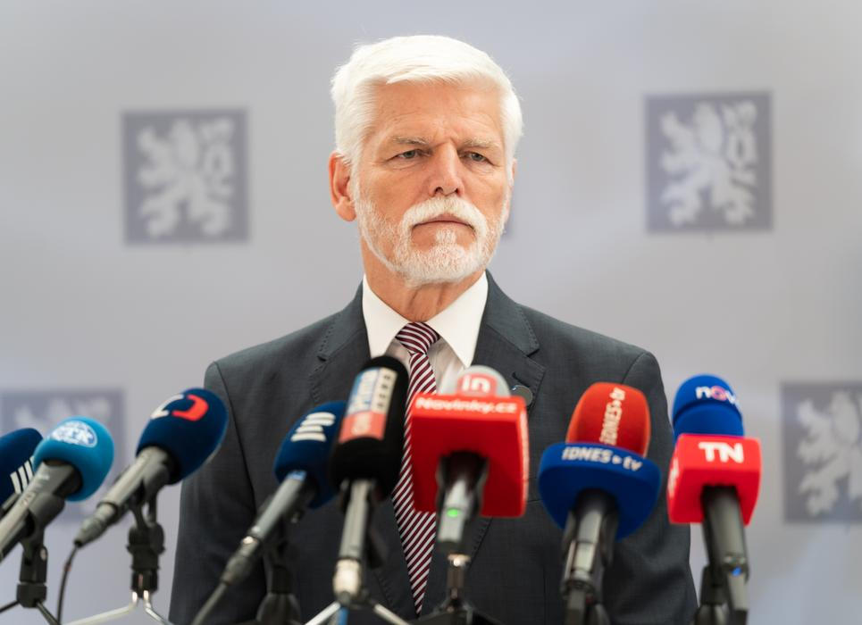 Vláda Andreje Babiše ho v delegaci summitu NATO nechtěla. Nakonec zasáhl Ústavní soud. Tím ale obstrukce zdaleka neskončily.