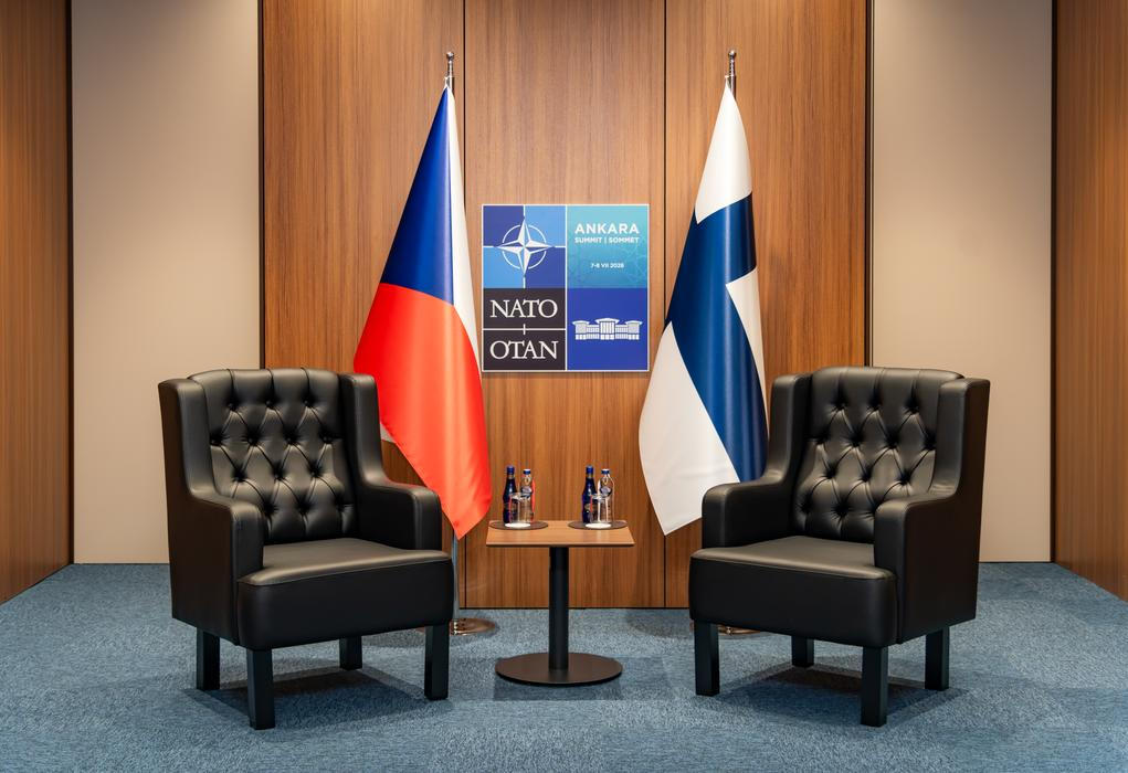 Zatímco prezidentská kancelář ladila program pro hlavu státu, zároveň čekala na podrobnější informace k odletu od ministerstva zahraničí. A ty nepřicházely.