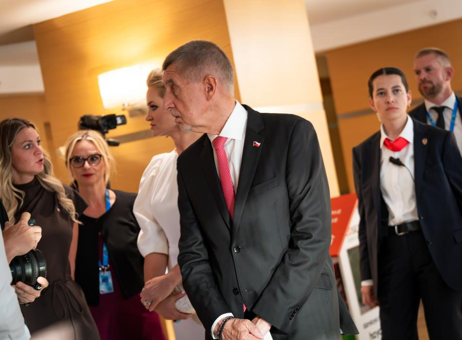 Jako první přišel do lobby premiér Babiš s Monikou Babišovou. Místo odjezd ale zavelel odchod do zahrad hotelu.