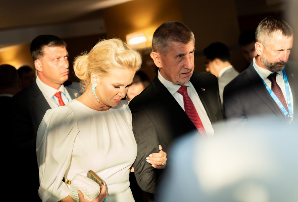 Poté, co prezident odjel, jen o pár minut později se vrátil do lobby i Babiš. Oba se tak osobně potkali až na samotné večeři.