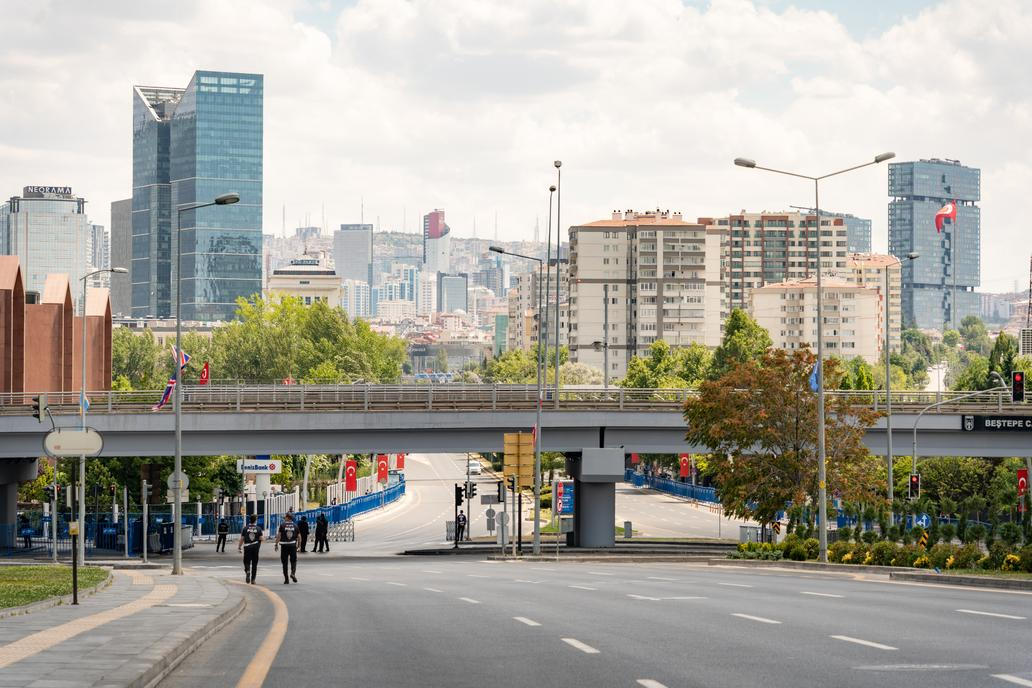Dá se říct, že jsme z Ankary neviděli prakticky nic. Kde na podobných akcích většinou zatarasí jednu silnici, zde se uzavřely celé sekce města.