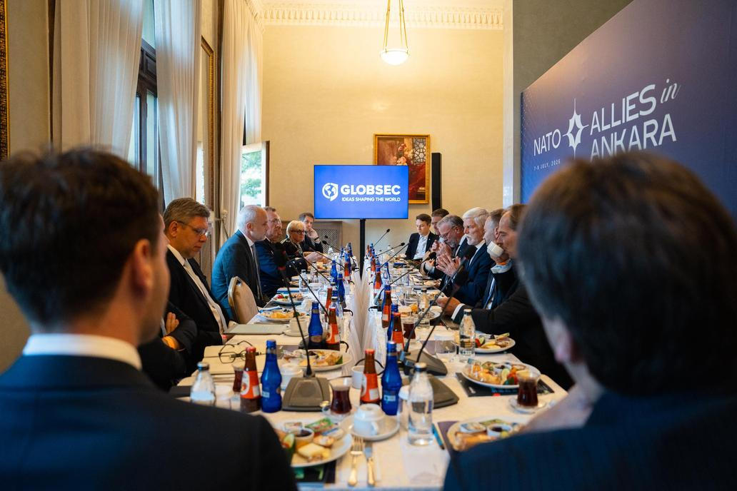 Středa, 8. červenec 2026. Prezident hned ráno zamířil na pracovní snídani a diskuzi, kterou pořádala organizace Globsec.