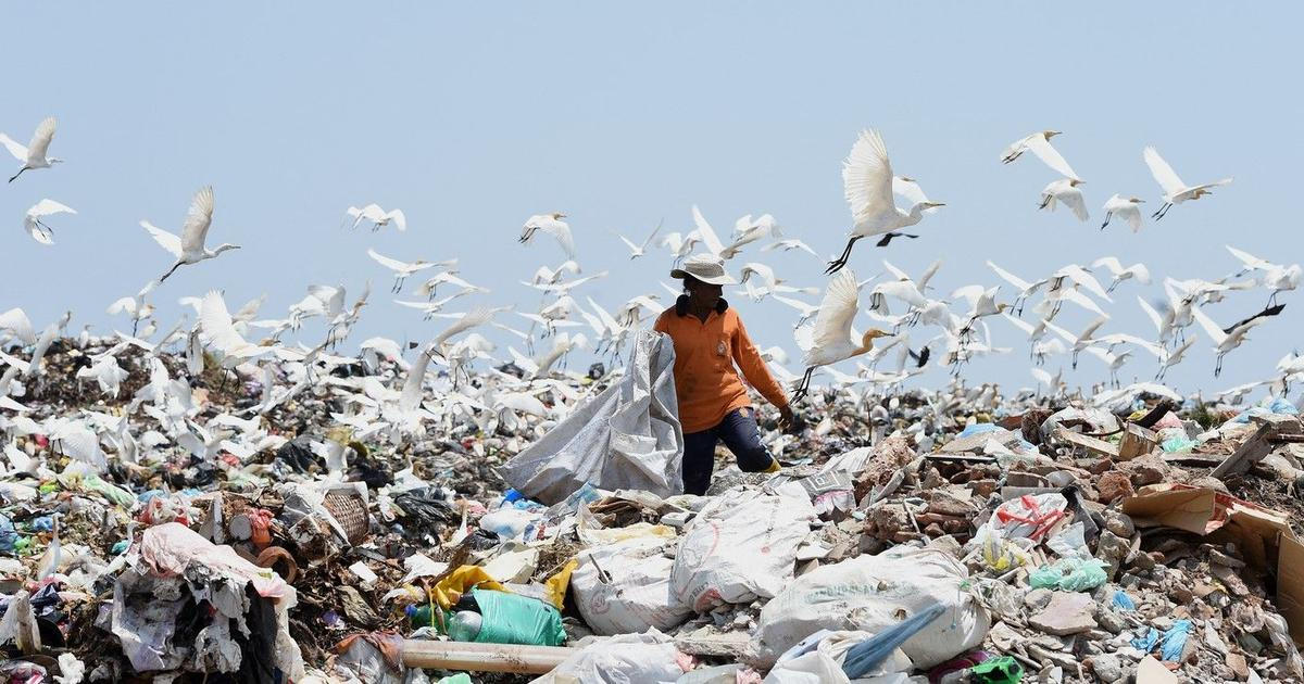 Devět lidí zemřelo po sesuvu na skládce v Indii