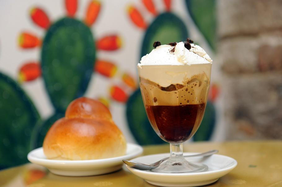 Mezza con pana, tedy kávová granita se šlehačkou, je typická pro město Messina – a získala i chráněné označení původu.