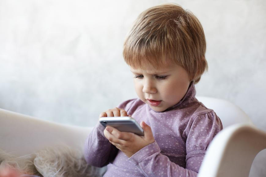 Je třeba mít věkovou hranici pro vstup dětí na sítě, uvedla šéfka Evropské komise