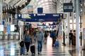 Cestující procházejí mezinárodním letištěm Chicago O'Hare