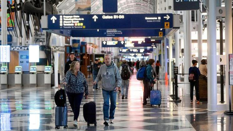 Cestující procházejí mezinárodním letištěm Chicago O'Hare