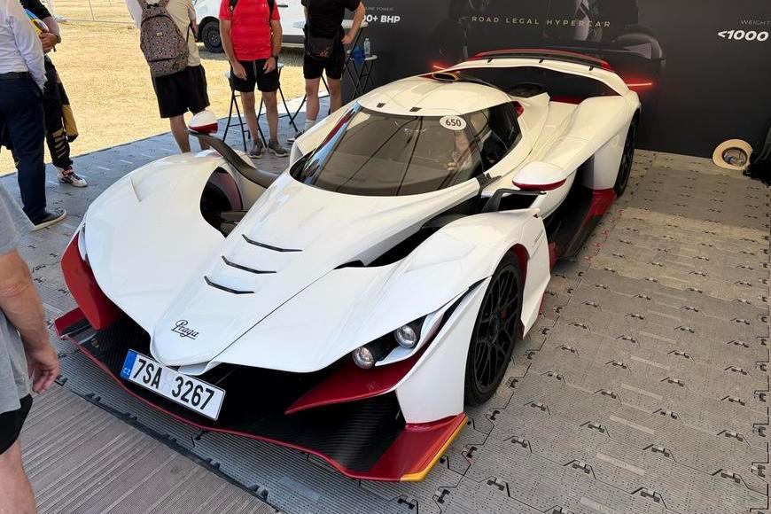 Jaké to je startovat české hyperauto za desítky milionů. Praga Bohema se blýskla mezi hvězdami