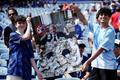 Fanoušci s transparentem proti Giannimu Infantinovi, šéfovi FIFA