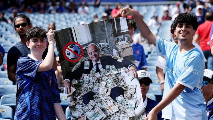 Fanoušci s transparentem proti Giannimu Infantinovi, šéfovi FIFA