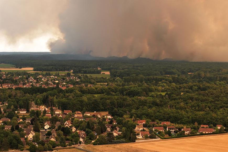 Požár lesa u Paříže zničil na 1300 hektarů, dva lidé byli zadrženi, řekl ministr