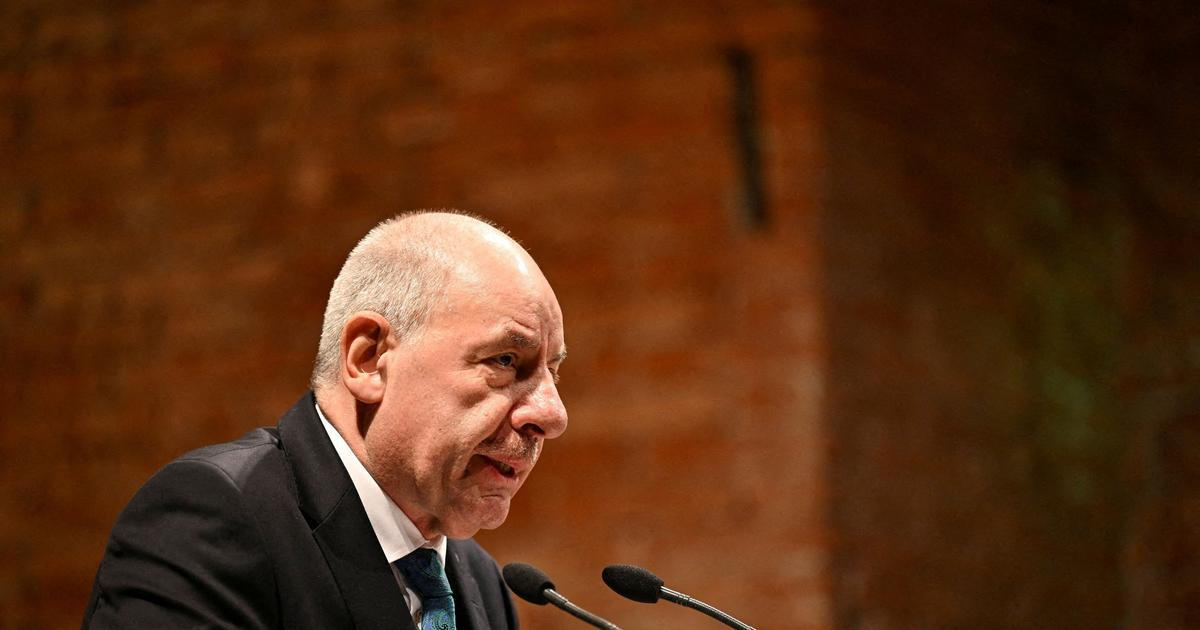 Maďarský parlament schválil dodatek k ústavě, jenž má ukončit mandát prezidenta