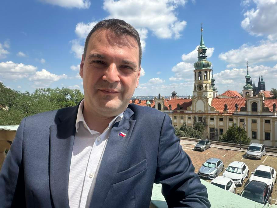 Ministr zahraničních věcí Petr Macinka během rozhovoru pro Aktuálně.cz trval na tom, že prý se buduje kolem Petra Pavla kult osobnosti. 