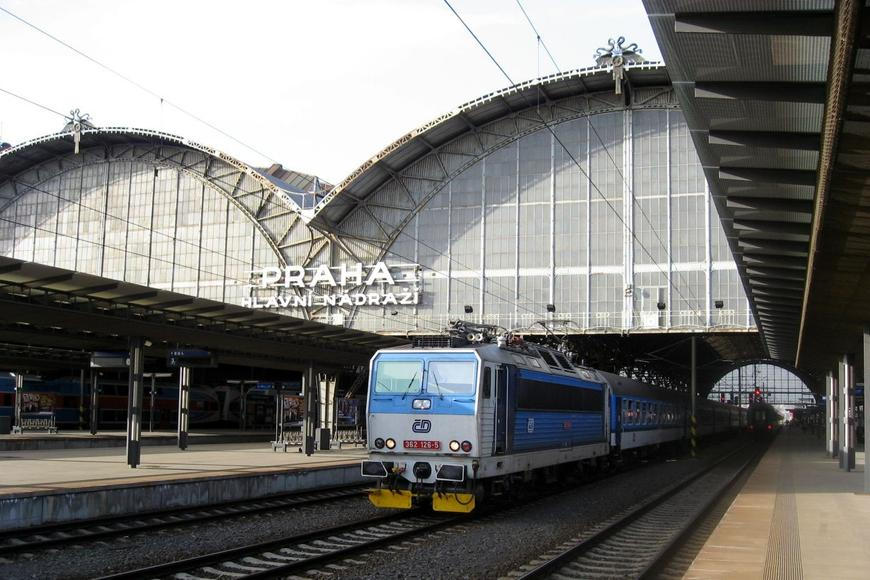 Hrozba bombou zastavila vlaky na pražském hlavním nádraží, metro tam nezastavuje