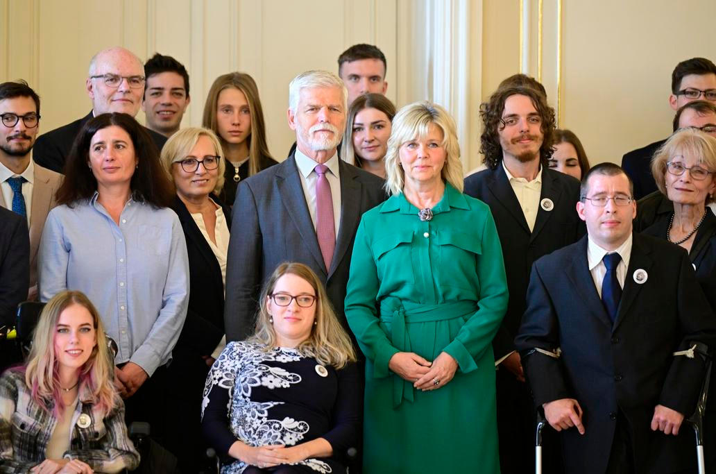 Prezident Petr Pavel s manželkou Evou (uprostřed) přijali na Pražském hradě stipendistky a stipendisty Výboru dobré vůle – Nadace Olgy Havlové, projektu Fond vzdělávání. Prezident Petr Pavel s manželkou Evou (uprostřed) přijali na Pražském hradě stipendistky a stipendisty Výboru dobré vůle – Nadace Olgy Havlové, projektu Fond vzdělávání.