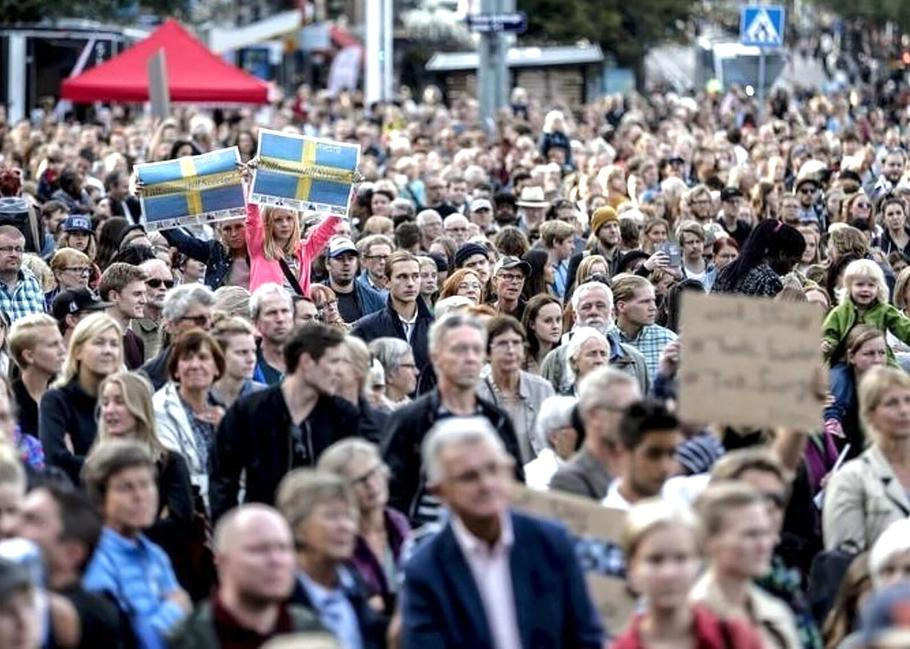 Pravicová vláda zavedla přísnou oznamovací povinnost, což v zemi vyvolalo bouřlivé protesty v řadách levicové opozice.