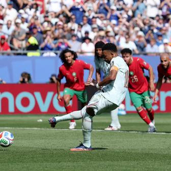Kylian Mbappé při neproměněné penaltě ve čtvrtfinále Francie - Maroko