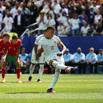 Kylian Mbappé při neproměněné penaltě ve čtvrtfinále Francie - Maroko
