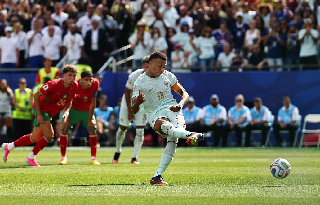 Kylian Mbappé při neproměněné penaltě ve čtvrtfinále Francie - Maroko