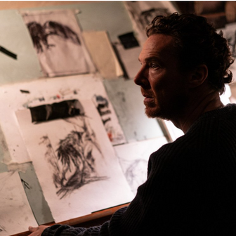 Benedict Cumberbatch jako muž a otec, kterému zemře jeho milovaná žena, v britském filmu Křídla smutku (2025) natočeném podle knižní předlohy Maxe Portera.