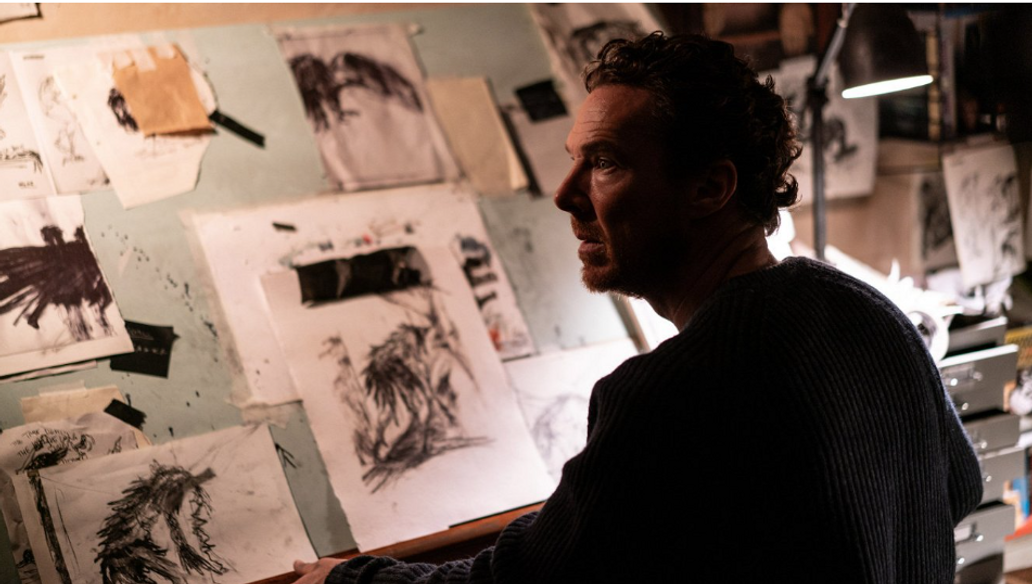 Benedict Cumberbatch jako muž a otec, kterému zemře jeho milovaná žena, v britském filmu Křídla smutku (2025) natočeném podle knižní předlohy Maxe Portera.