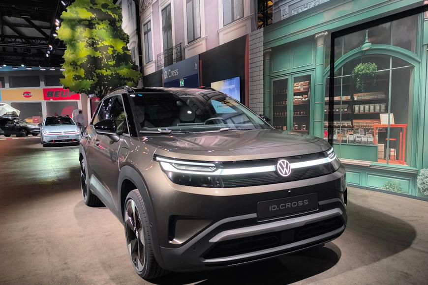 Bude to bratrovražedné? Volkswagen odhaluje ID. Cross, půjde po krku Škodě Epiq