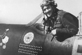 Letec Jan Zumbach létal v RAF s kačerem Donaldem na kokpitu. Život v míru jej nudil, tak se stal pašerákem a žoldákem.