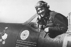 Letec Jan Zumbach létal v RAF s kačerem Donaldem na kokpitu. Život v míru jej nudil, tak se stal pašerákem a žoldákem.