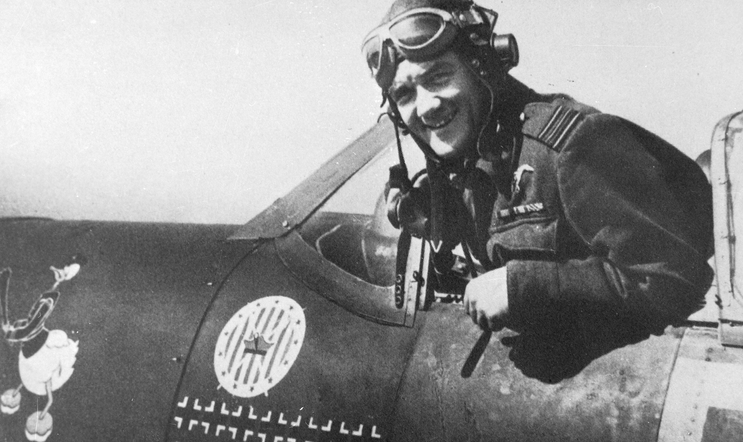 Letec Jan Zumbach létal v RAF s kačerem Donaldem na kokpitu. Život v míru jej nudil, tak se stal pašerákem a žoldákem.