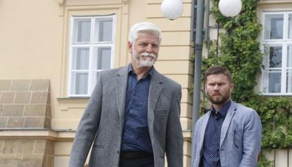 Prezident Petr Pavel ve středu odpoledne v zámeckém parku v Lánech, kde reagoval na dotazy Aktuálně.cz k jeho napjatým vztahům s premiérem Andrejem Babišem.