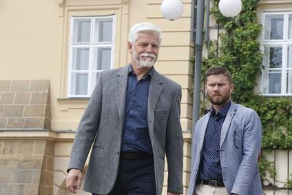 Prezident Petr Pavel ve středu odpoledne v zámeckém parku v Lánech, kde reagoval na dotazy Aktuálně.cz k jeho napjatým vztahům s premiérem Andrejem Babišem.