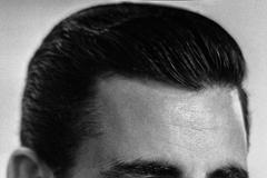Americký spisovatel J. D. Salinger se proslavil svým románem Kdo chytá v žitě, který vydal v roce 1951. Od roku 1965 nevydal žádné nové dílo a od roku 1980 neposkytl žádný rozhovor.