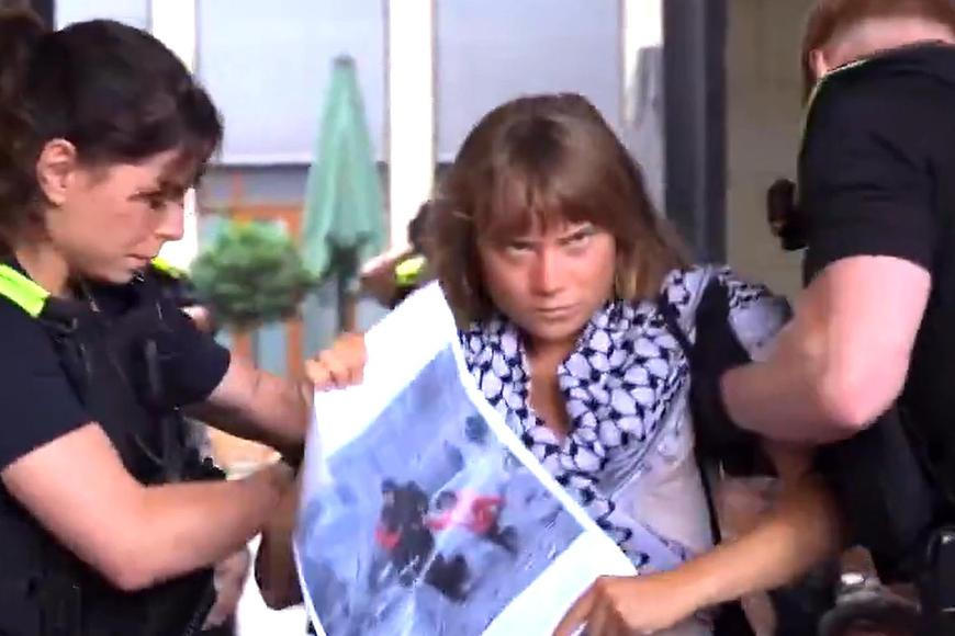 Gretu znovu odnesli policisté. Tentokrát chtěla zablokovat přední evropskou zbrojovku