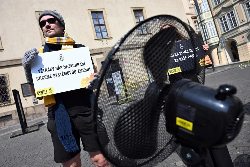Čepice a větráky. Aktivisté upozorňovali v Praze na dopady klimatické krize