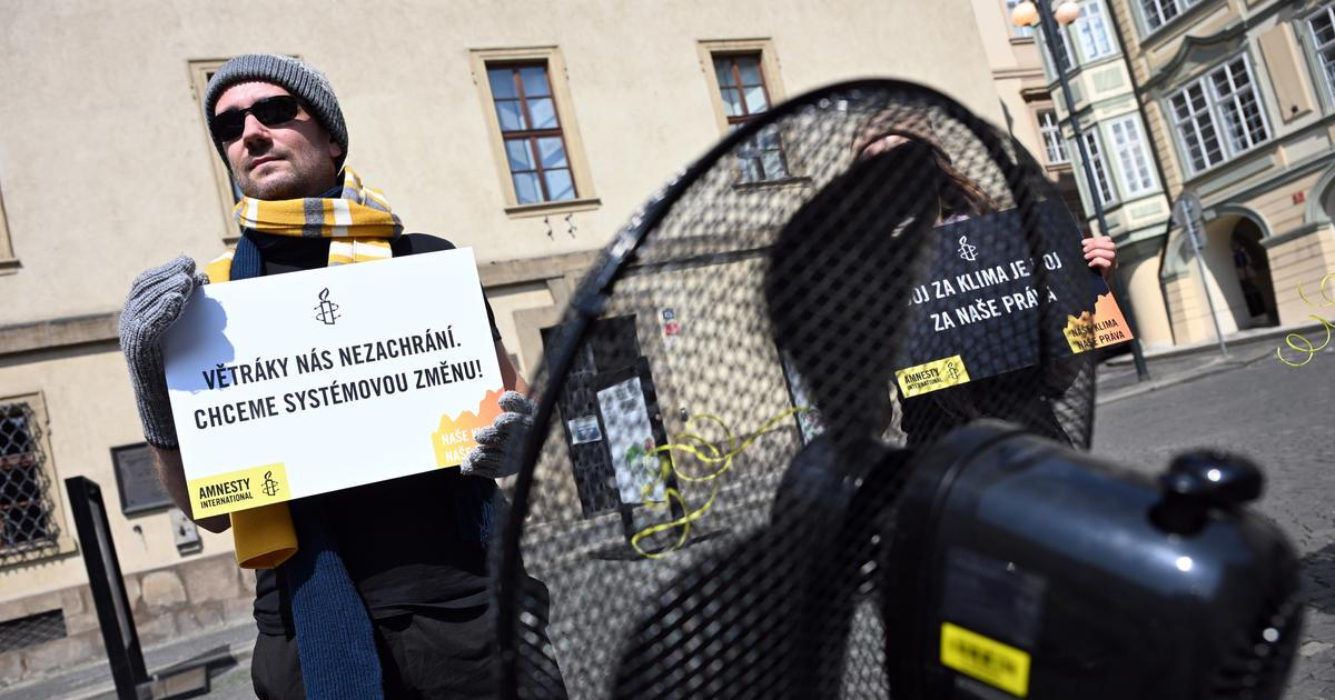Čepice a větráky. Aktivisté upozorňovali v Praze na dopady klimatické krize