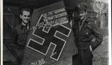 Zygmunt Bieńkowski a Jan Zumbach předvádí „trofej“ 303. stíhací perutě.