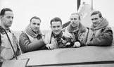 Skupina pilotů polské 303. stíhací perutě RAF stojí u výškového kormidla jednoho ze svých letounů Hawker Hurricane Mk. I na základně Northolt v Middlesexu. Zleva doprava: poručík Mirosław Ferić, nadporučík Bogdan Grzeszczak, poručík Jan Zumbach, nadporučík Zdzisław Henneberg a kapitán John Kent, který v té době velel letce „A“ této perutě.
