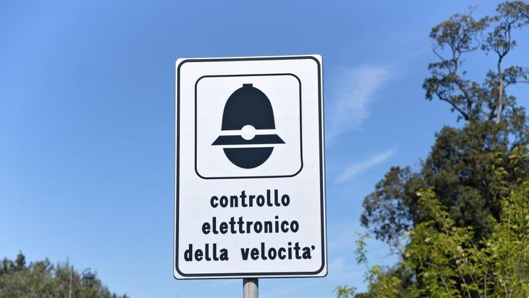 Naples,,Italy,-,April,9,2025:,Street,Sign,Warning,Of