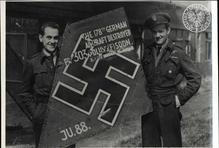 Zygmunt Bieńkowski a Jan Zumbach předvádí „trofej“ 303. stíhací perutě.