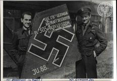 Zygmunt Bieńkowski a Jan Zumbach předvádí „trofej“ 303. stíhací perutě.