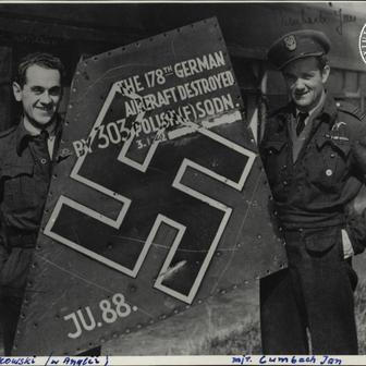 Zygmunt Bieńkowski a Jan Zumbach předvádí „trofej“ 303. stíhací perutě.
