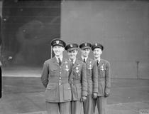 První čtyři polští držitelé britského Záslužného leteckého kříže (DFC). Členové polské 303. stíhací perutě RAF pózují s čerstvě udělenými vyznamenáními po slavnostním ceremoniálu, který na základně Leconfield v Yorkshiru vedl letecký maršál W. Sholto-Douglas. Zleva doprava: nadporučík Witold Urbanowicz, poručík Jan Zumbach, poručík Mirosław Ferić a nadporučík Zdzisław Henneberg.